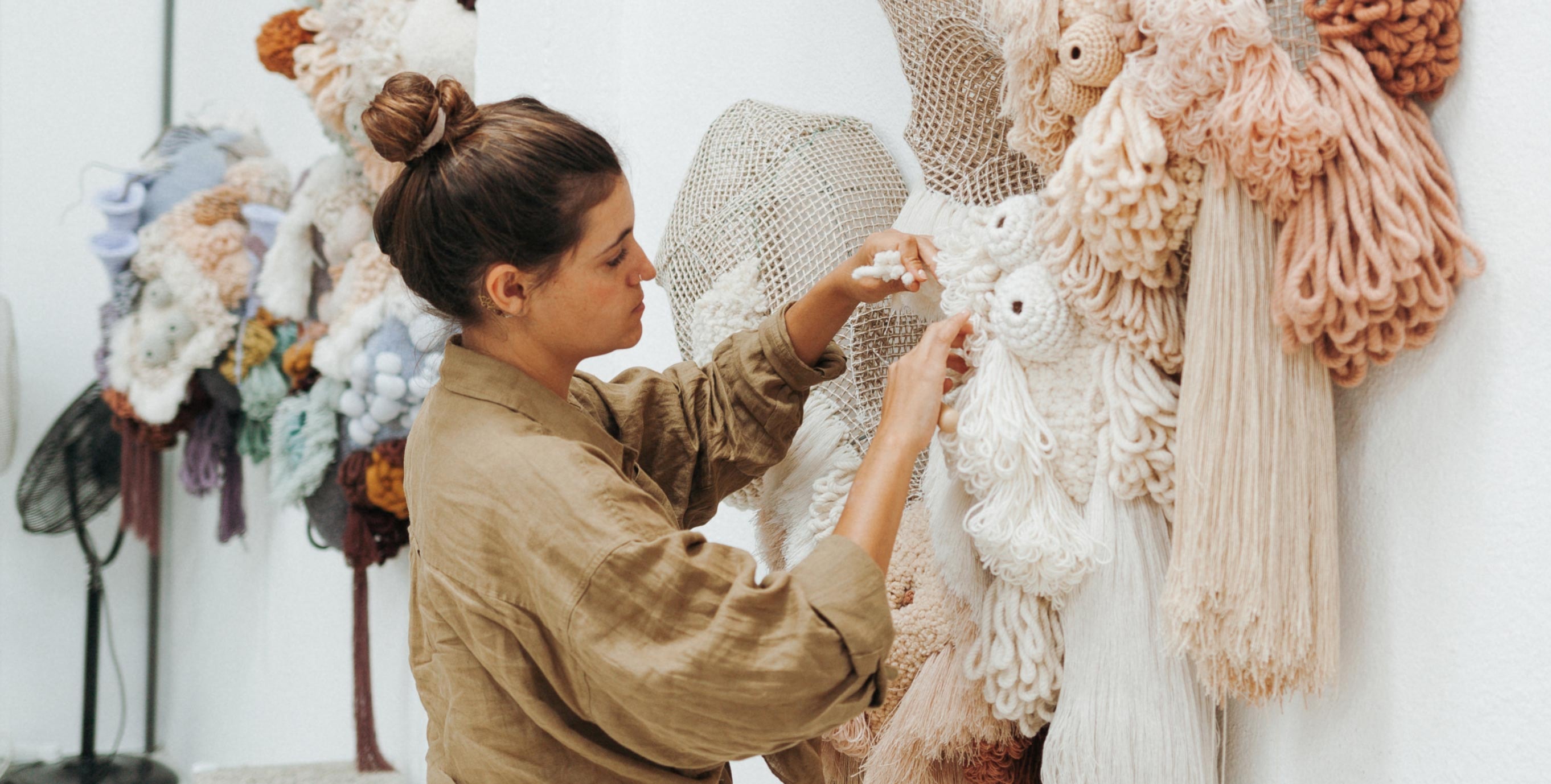 Vanessa Barragão, artista têxtil<br>e maestra da cor.